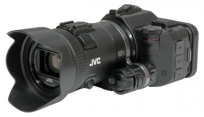 Videokamera JVC GC-PX100 v přední perspektivě Videokamera JVC GC-PX100 v přední perspektivě