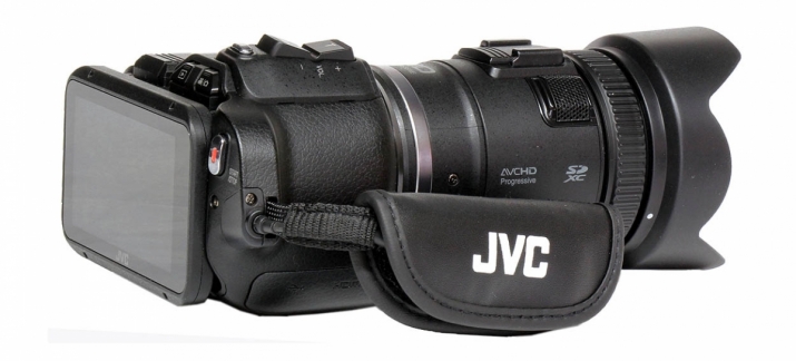 Videokamera JVC GC-PX100 s detaily krásného stroje Videokamera JVC GC-PX100 s detaily krásného stroje